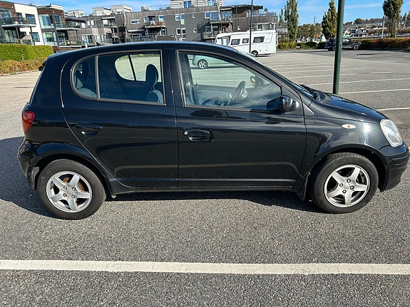 Toyota Yaris 2 of 10