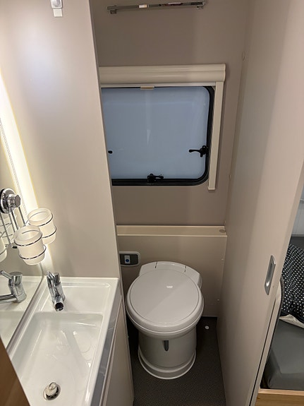Adria 572 UT STORT BAD/2 ENKLE SENGER/ALDE/MARKISE/FINANS+++ 13 of 23