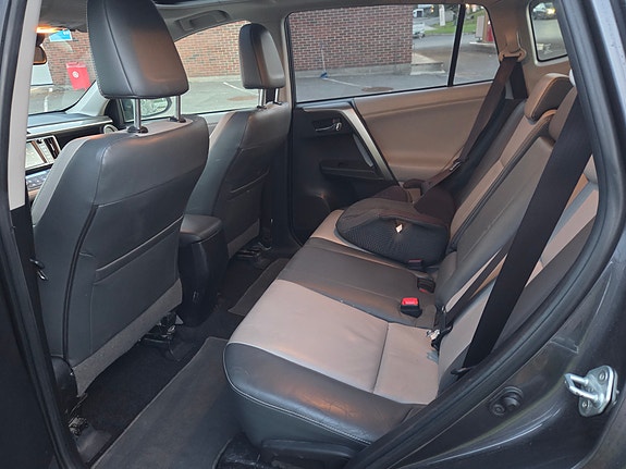 Toyota RAV4 27 of 30