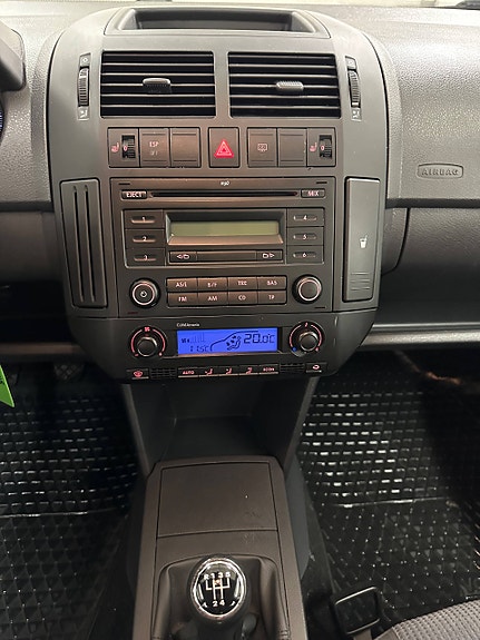 Volkswagen Polo 15 of 27