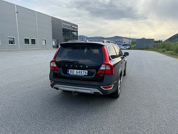 Volvo XC70 2 of 17