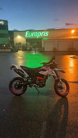 Aprilia SX 125 Super Motard 2 of 6
