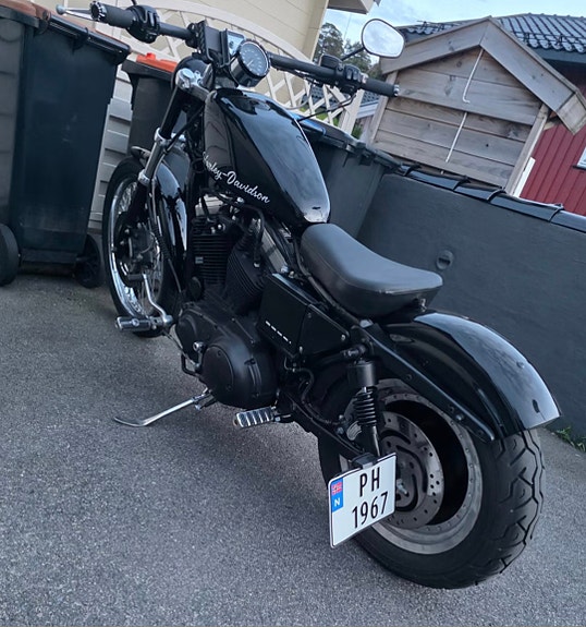 Harley-Davidson XL 883C Custom 11 of 15