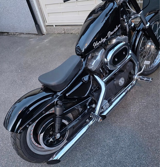 Harley-Davidson XL 883C Custom 12 of 15