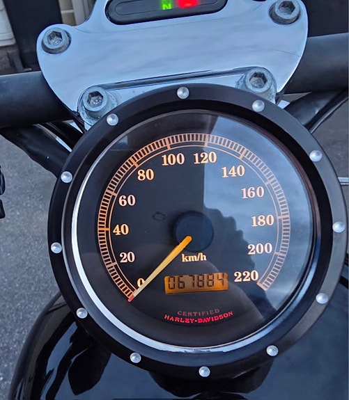 Harley-Davidson XL 883C Custom 4 of 15