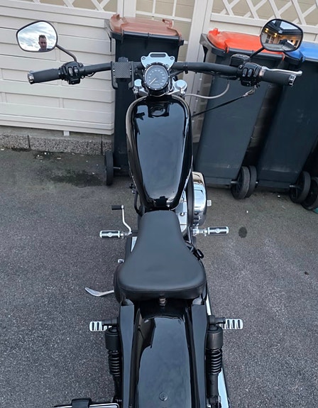 Harley-Davidson XL 883C Custom 10 of 15
