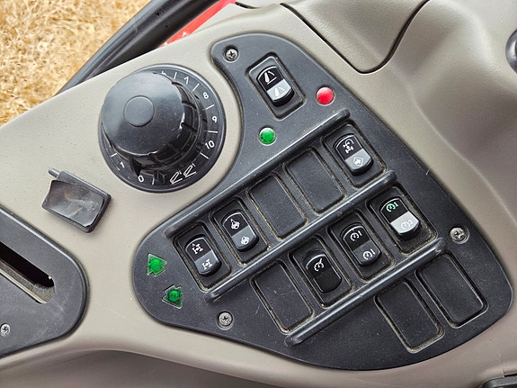 CASE IH MXU 135 Pro 27 of 30