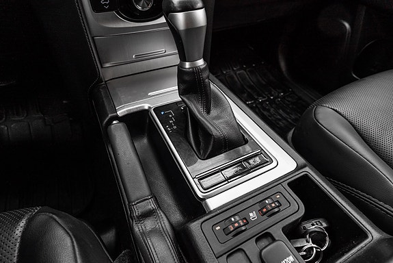 Toyota Land Cruiser 12 of 26