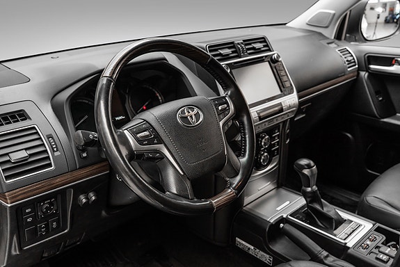 Toyota Land Cruiser 10 of 26