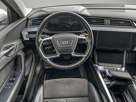 Audi e-tron 11 of 26