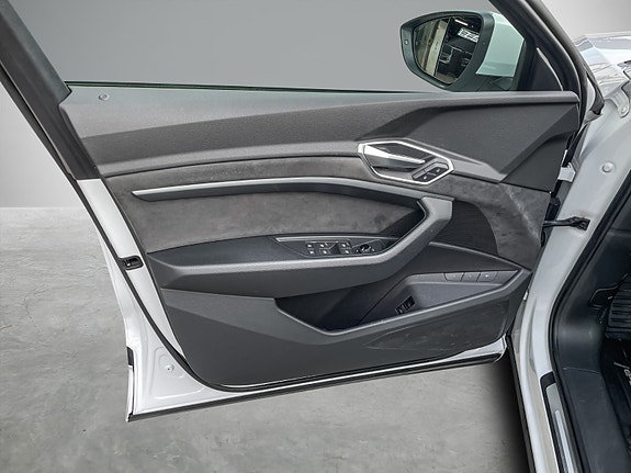 Audi e-tron 7 of 26