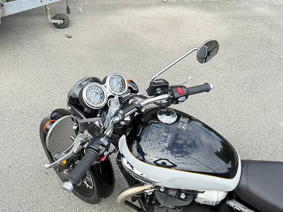 Triumph Bonneville T100 9 of 10