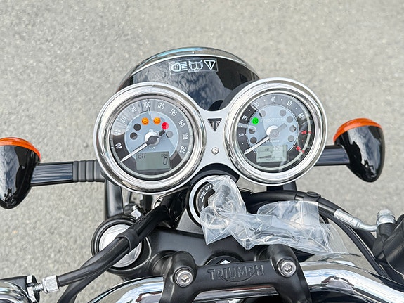 Triumph Bonneville T100 10 of 10