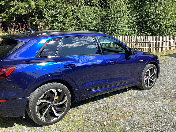Audi e-tron 3 of 4