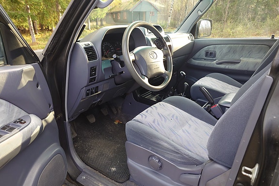 Toyota Land Cruiser 12 of 30