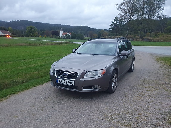 Volvo V70 2 of 8