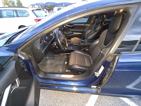 Tesla Model S 16 of 18