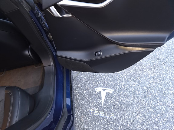Tesla Model S 11 of 18