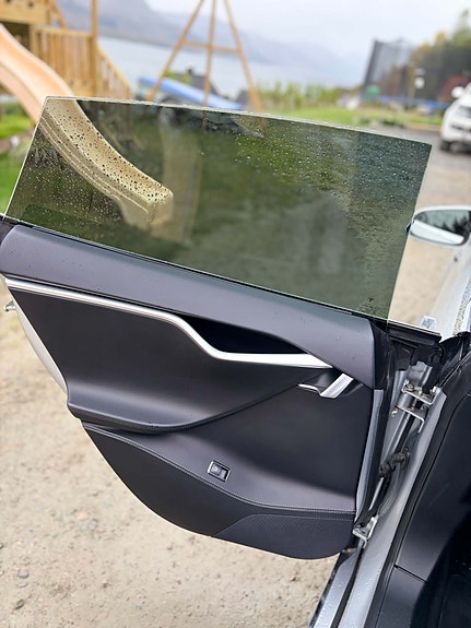 Tesla Model S 14 of 16