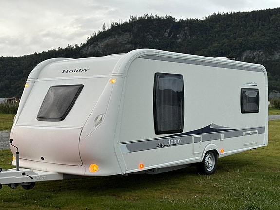 Hobby 560 UFF QUEENBED / MEGET ROMSLI / SKAP PLASS / AVTREKKSVIFTE / 2 of 30