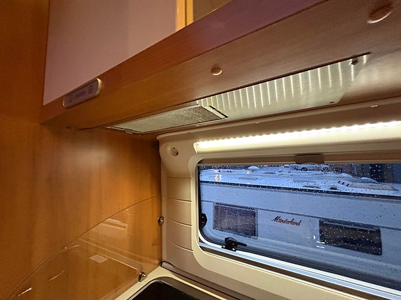 Hobby 560 UFF QUEENBED / MEGET ROMSLI / SKAP PLASS / AVTREKKSVIFTE / 16 of 30
