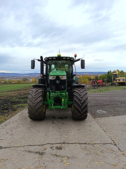 John Deere 6215R 2 of 5