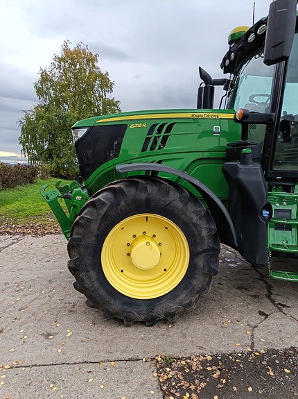 John Deere 6215R 3 of 5