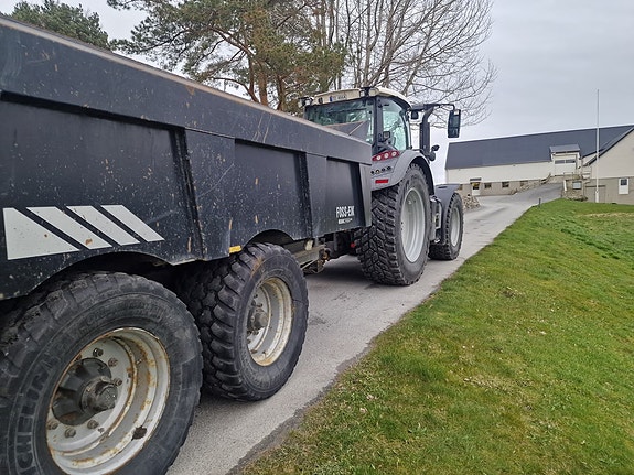 Fendt 722 med Foss Eik dumperhenger og to sett dekk og ny fres, til salgs – Klar for brøyting og anlegg! 9 of 29