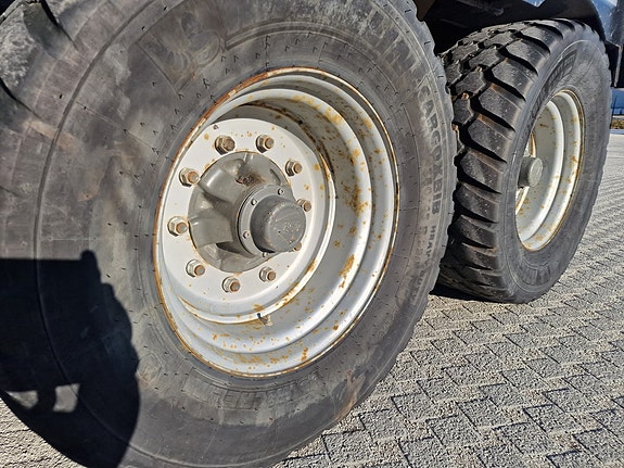 Fendt 722 med Foss Eik dumperhenger og to sett dekk og ny fres, til salgs – Klar for brøyting og anlegg! 15 of 29