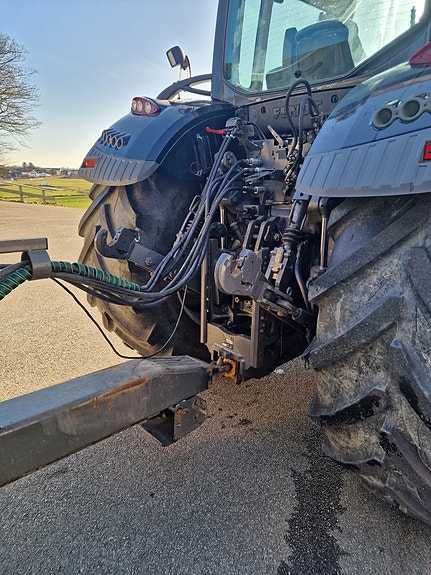 Fendt 722 med Foss Eik dumperhenger og to sett dekk og ny fres, til salgs – Klar for brøyting og anlegg! 22 of 29
