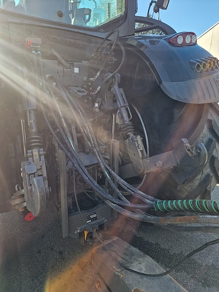 Fendt 722 med Foss Eik dumperhenger og to sett dekk og ny fres, til salgs – Klar for brøyting og anlegg! 16 of 29