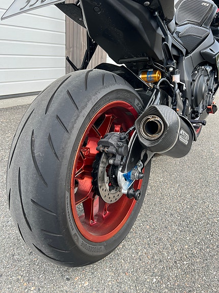 Yamaha YZF-R1M 10 of 30