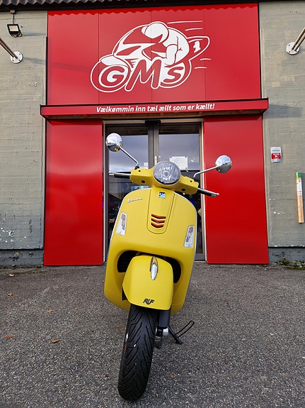 Vespa GTS 300 Super 3 of 11