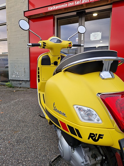 Vespa GTS 300 Super 7 of 11
