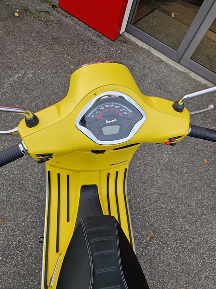 Vespa GTS 300 Super 10 of 11