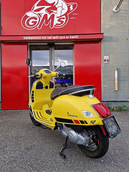 Vespa GTS 300 Super 6 of 11