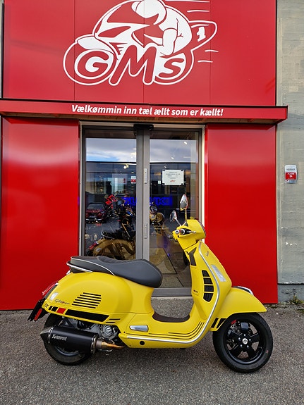 Vespa GTS 300 Super 2 of 11