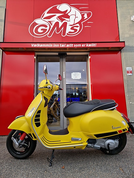 Vespa GTS 300 Super 4 of 11