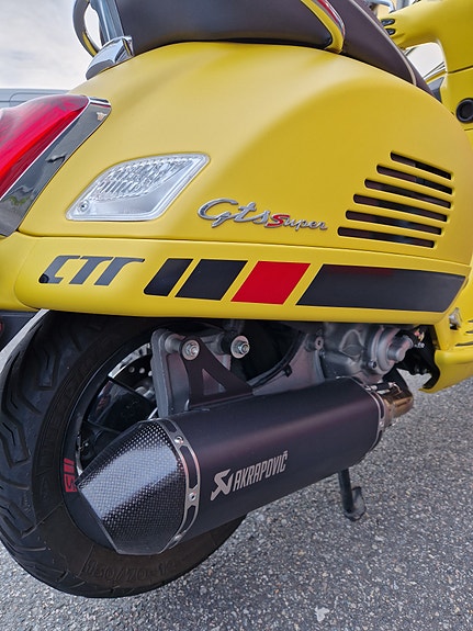 Vespa GTS 300 Super 8 of 11