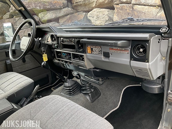 Toyota Land Cruiser 16 of 30