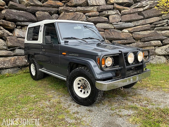 Toyota Land Cruiser 3 of 30