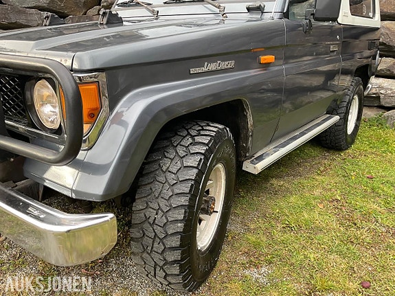 Toyota Land Cruiser 7 of 30
