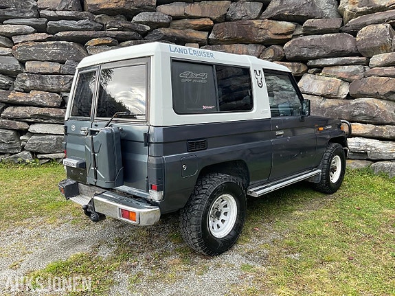 Toyota Land Cruiser 4 of 30