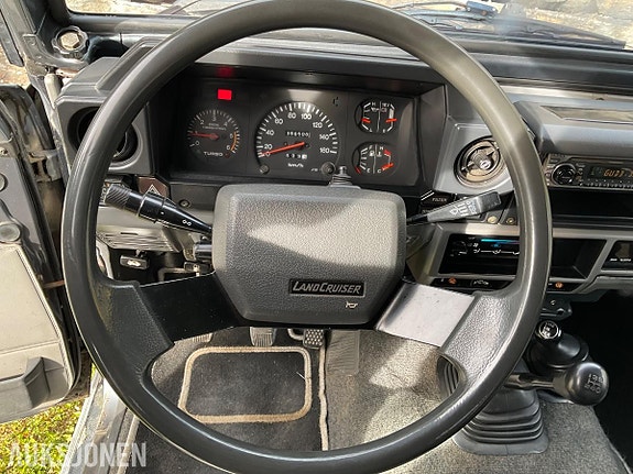 Toyota Land Cruiser 11 of 30