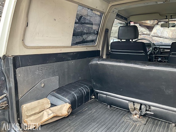 Toyota Land Cruiser 25 of 30