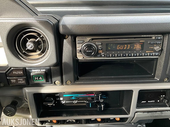 Toyota Land Cruiser 12 of 30