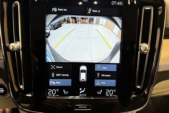 Volvo XC40 15 of 18