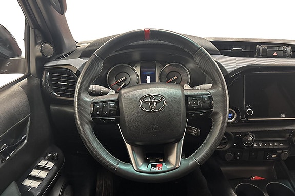 Toyota HiLux 12 of 21