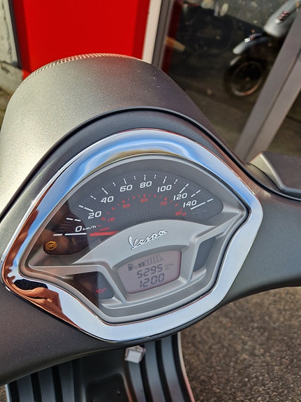 Vespa GTS 300 Supersport 8 of 10