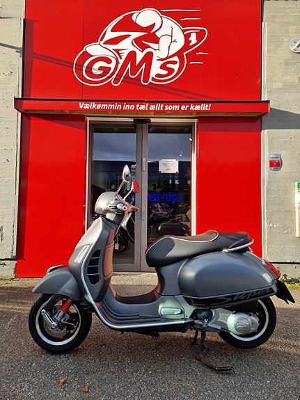 Vespa GTS 300 Supersport 4 of 10